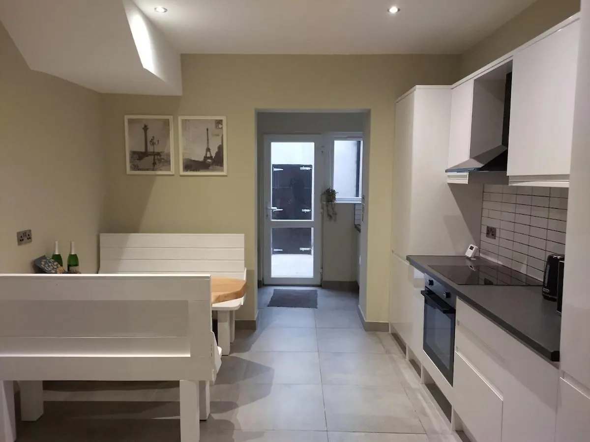 Modern House In Belfast, Street Parking, Sleeps 8 Lägenhet